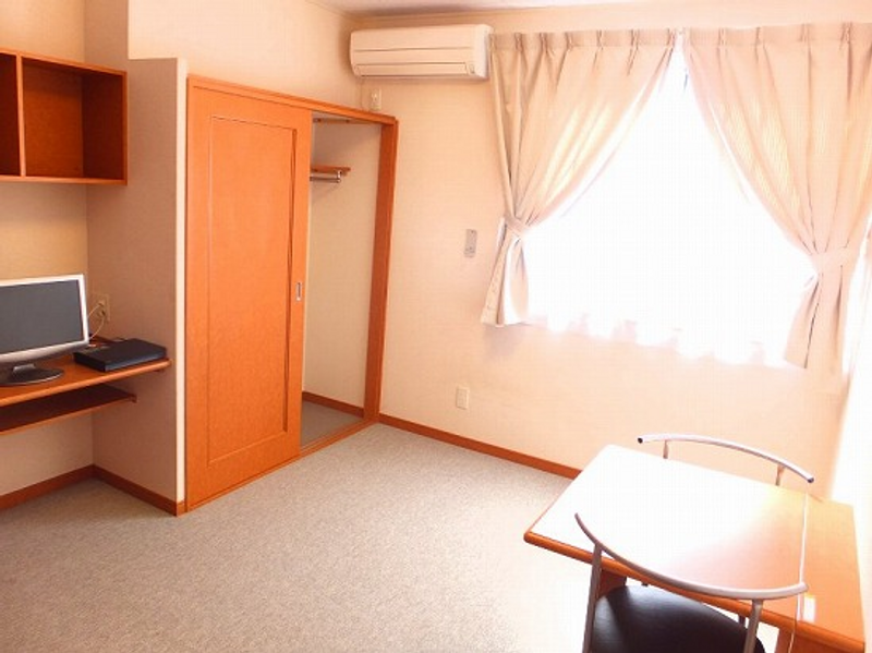 レオパレス三咲 居間