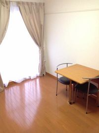 レオパレスプルート 居間