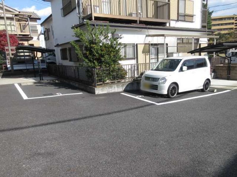 レオネクストトラッド湯河原 駐車場