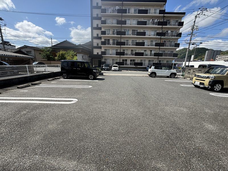 レオパレスＷｅｓｔｇａｔｅゆだ 駐車場