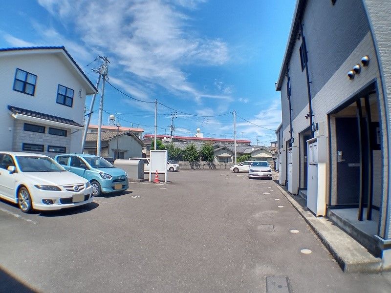 レオパレス春風 駐車場