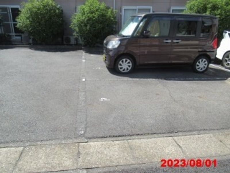 レオパレス裕 駐車場