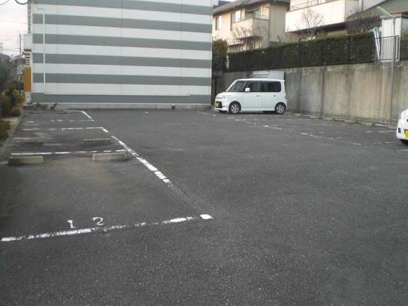 レオパレスオア−ゼ・メゾン 駐車場