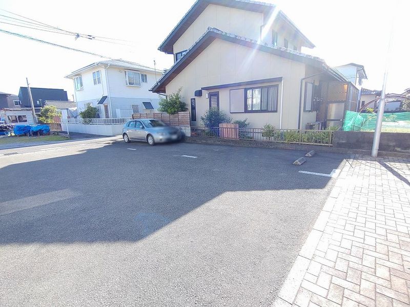 レオパレスラビホワ２０ 駐車場