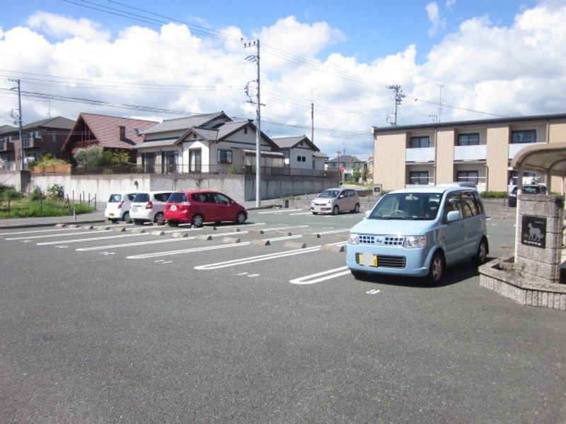 レオパレスブルーミンガーデンＢ 駐車場