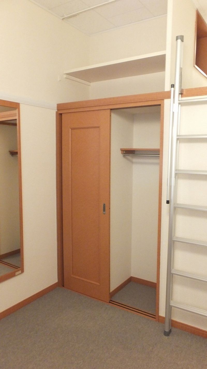 レオパレストゥー　ル　モンド 収納