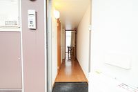 レオパレスひばり 玄関