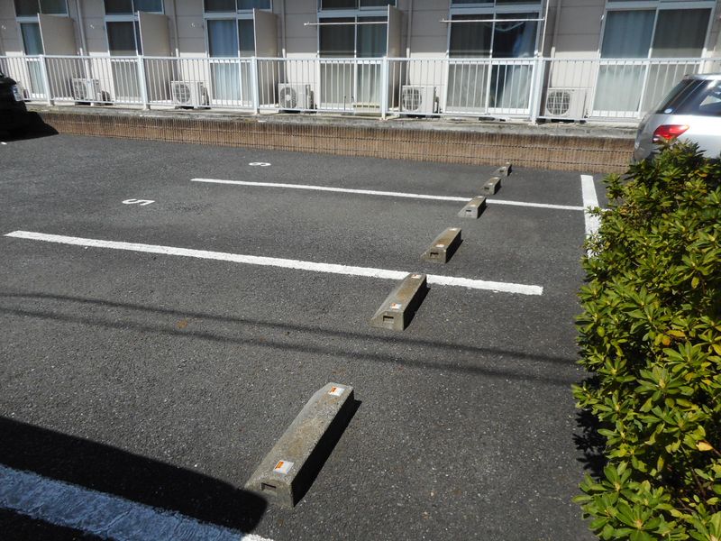 レオパレスボヌール・湘南 駐車場
