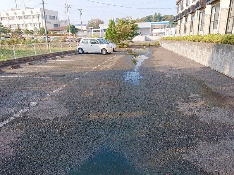 レオパレスひまわり 駐車場