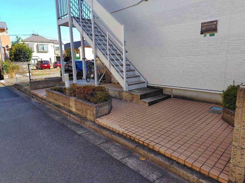 レオパレスエーデルワイス エントランス