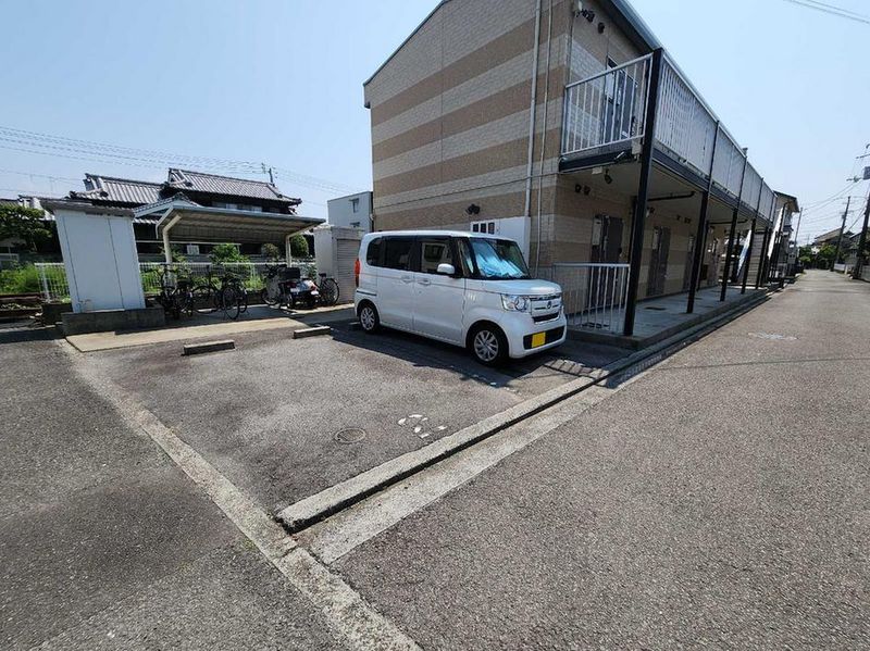 レオパレスラ　プランタン 駐車場