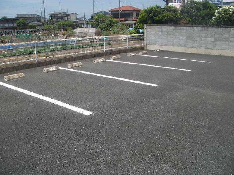 レオパレスアクセス岡芹 駐車場