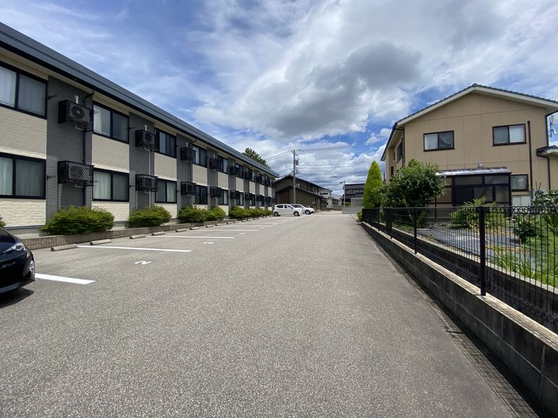 レオパレスセントラルＫ 駐車場