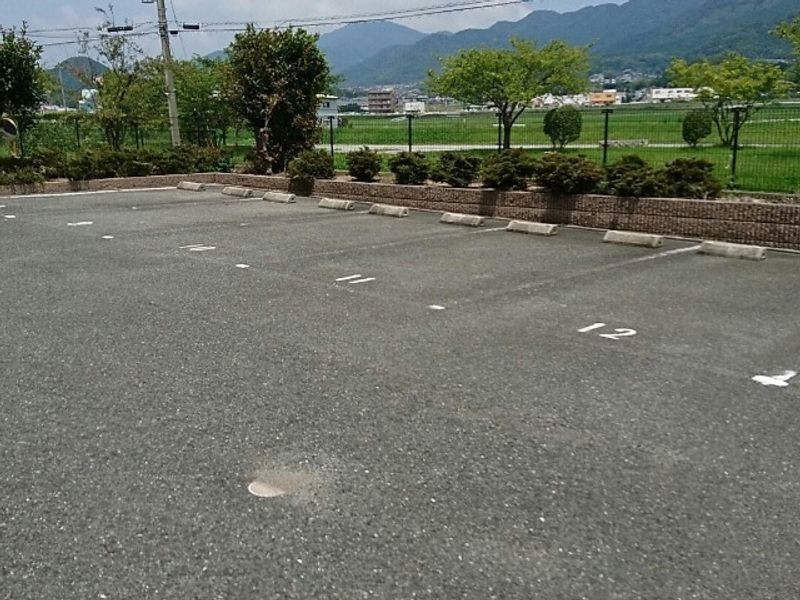 レオパレス虹の家 駐車場