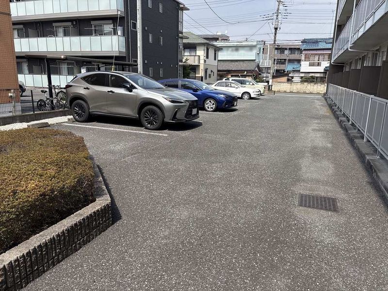 レオパレス光 駐車場