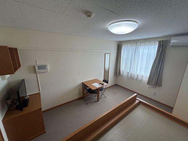 レオパレス北中江 居間