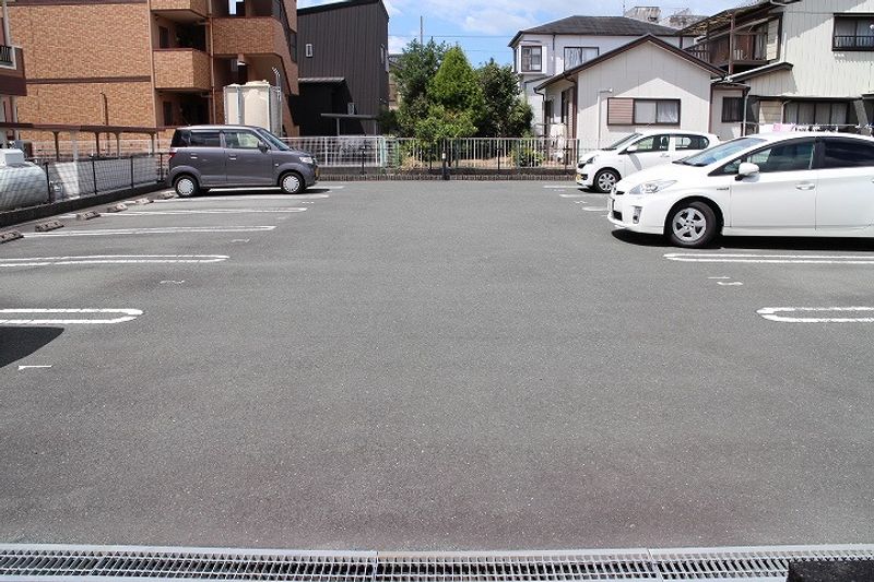 レオパレスあめや 駐車場