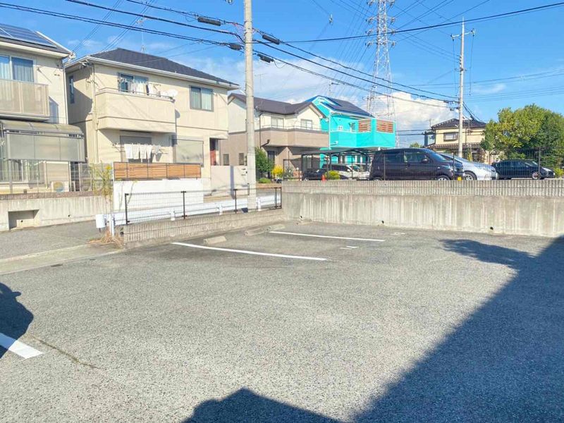 レオパレスラダックＢ 駐車場