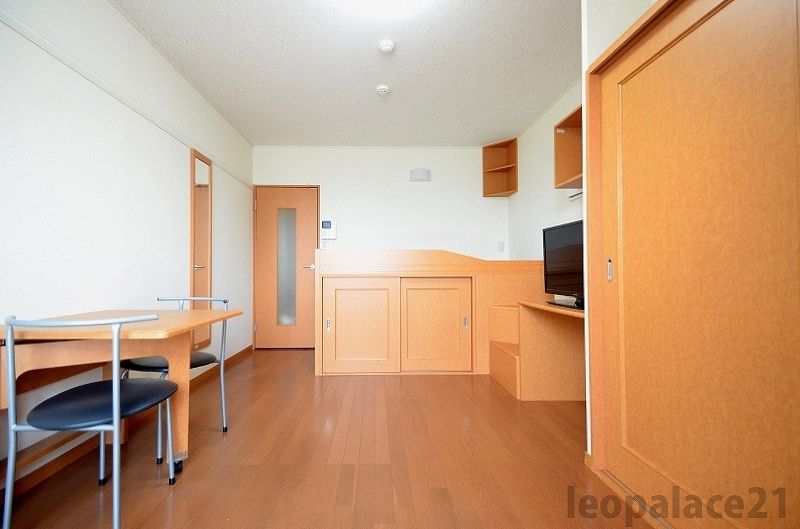 レオパレスフレイグラント多々良 居間