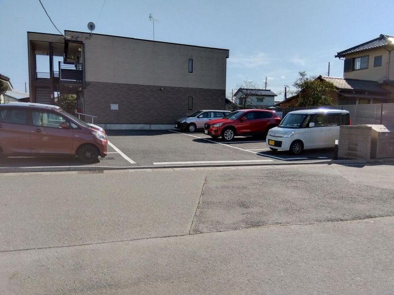 レオネクストオランジュ 駐車場