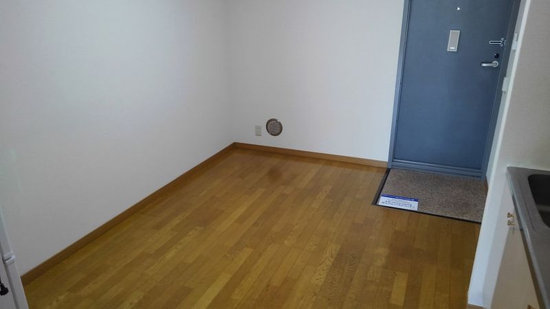 レオパレス向日葵弐番館 玄関