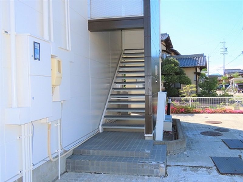 レオパレスピュアフル エントランス