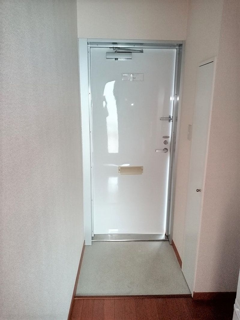 レオパレスエクセラン春日 玄関