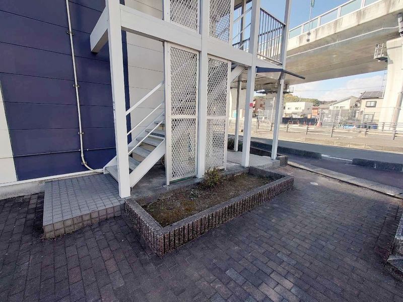 レオパレスサンサーラ エントランス