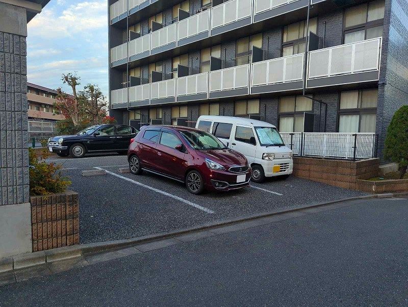 レオパレスＱＵＡＴＴＲＯ 駐車場