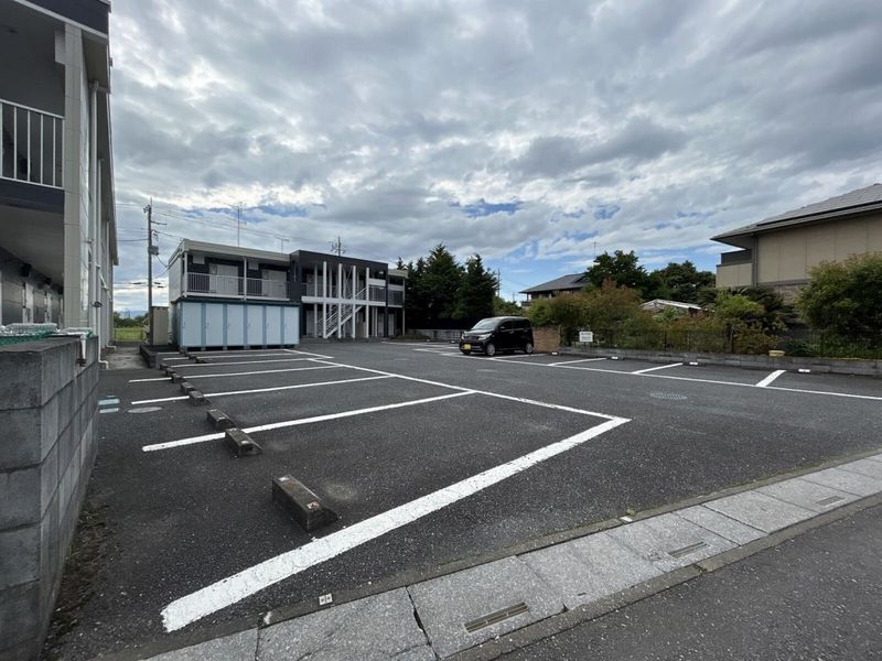 レオパレスアプリーレ 駐車場