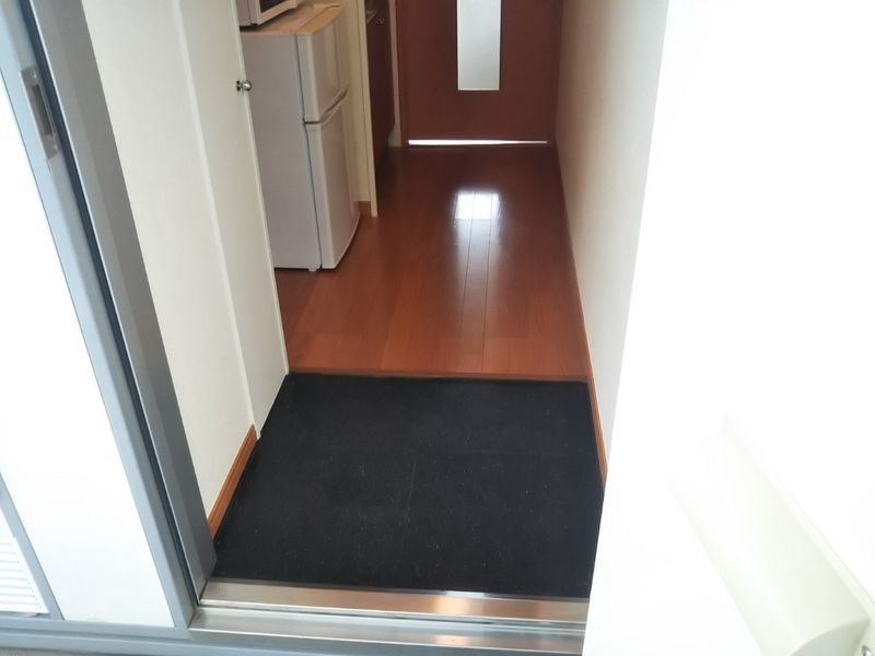 レオパレスラ　トゥール 玄関