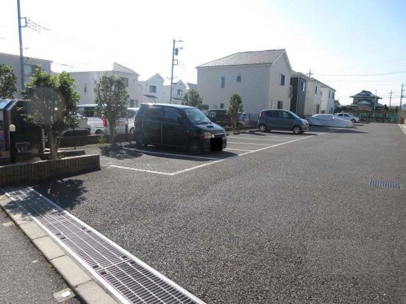 レオパレスピアンターレ 駐車場