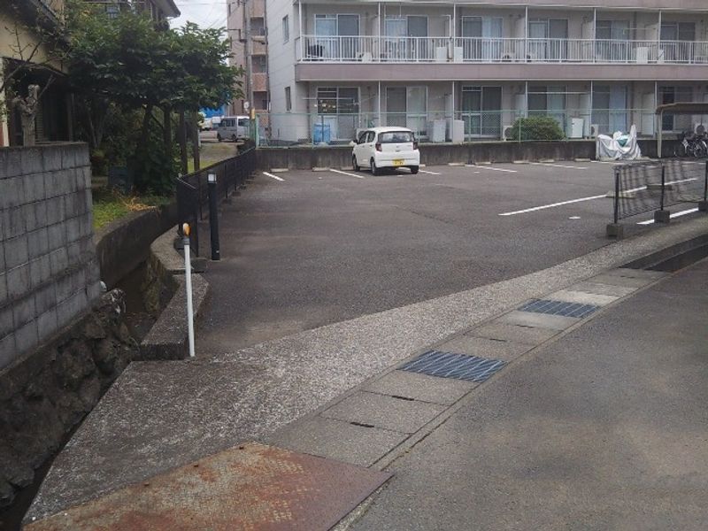 レオパレスルフラン 駐車場