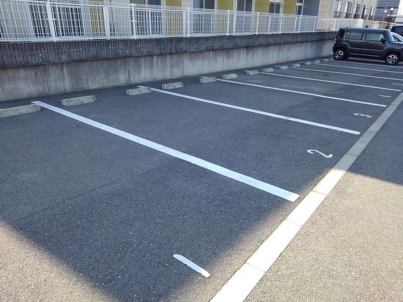 レオパレスサンメッセ 駐車場