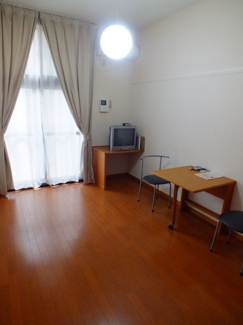 レオパレスオークス　Ａ 居間