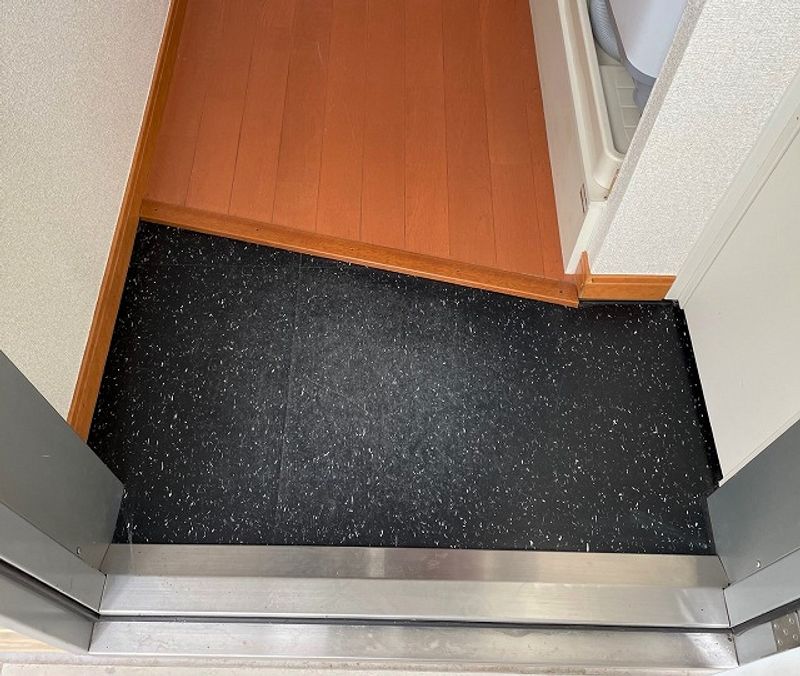 レオパレスワールド山中 玄関