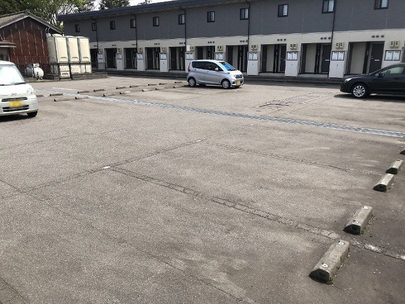 レオパレス竹林 駐車場