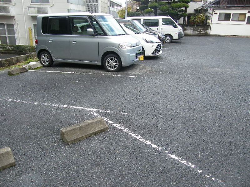 レオパレスアドミラル 駐車場