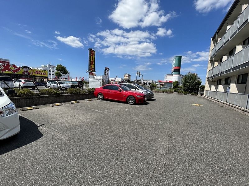 レオパレスルーク 駐車場