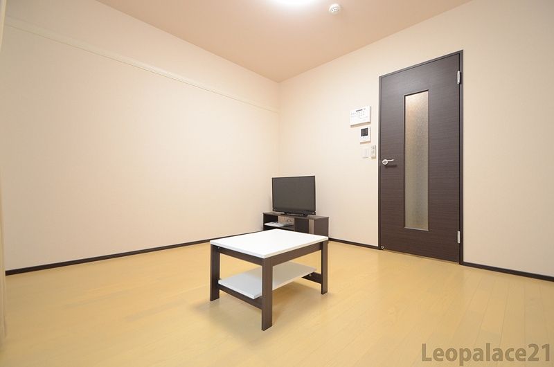 CLEINO KANAME Living room