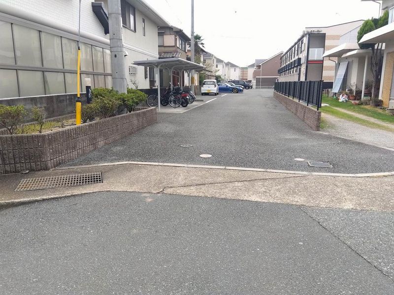 レオパレスＰＡＬＣＯＵＲＴ曹操 駐車場