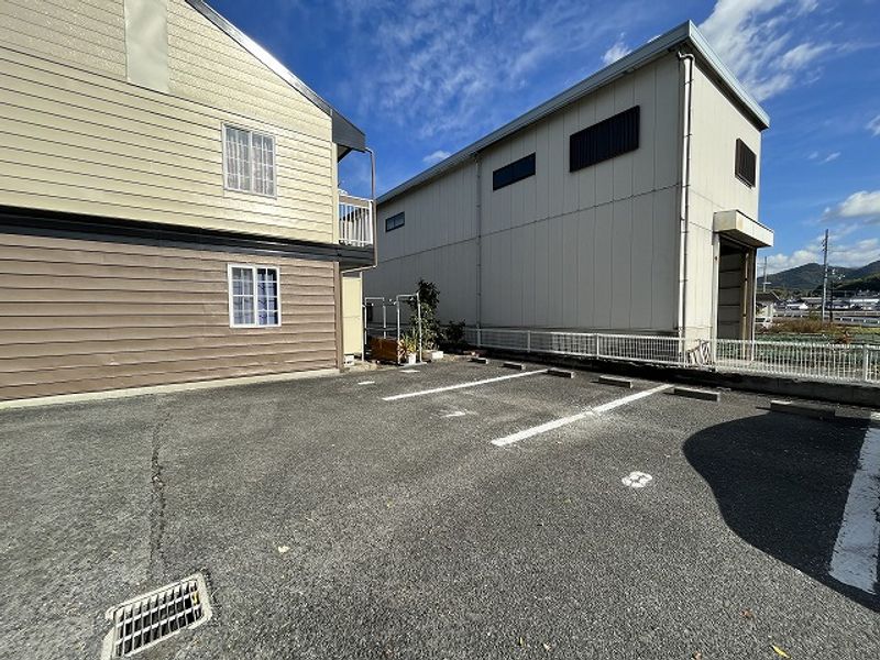 レオパレス上之郷 駐車場