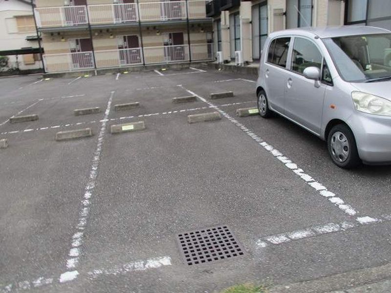 レオパレスアルシーアル 駐車場