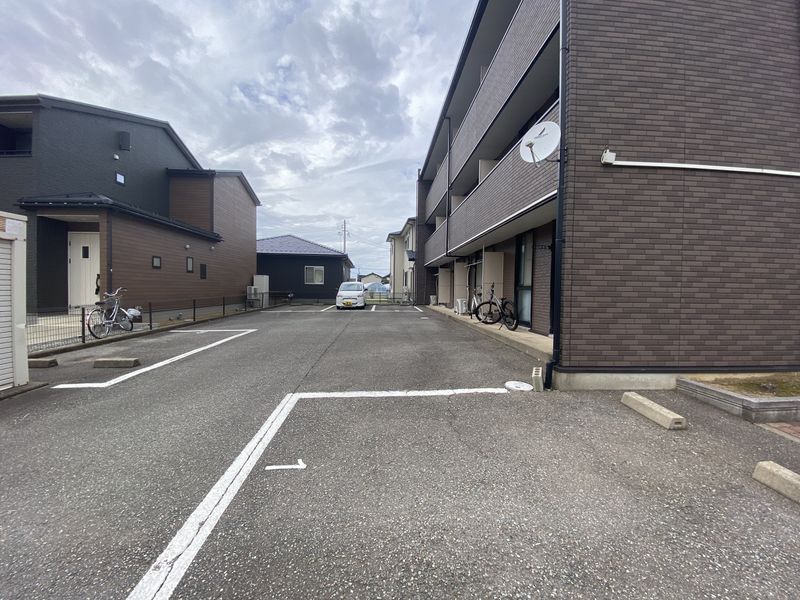 レオパレスシャルマン 駐車場