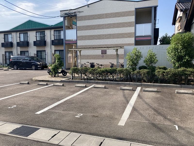 レオパレスマハロ 駐車場