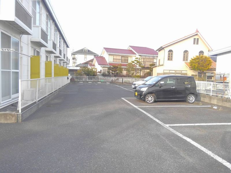 レオパレスセルリアン箱森 駐車場
