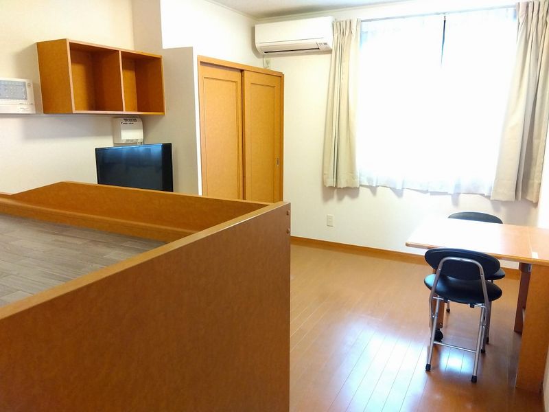 レオパレスサンクローバー 居間