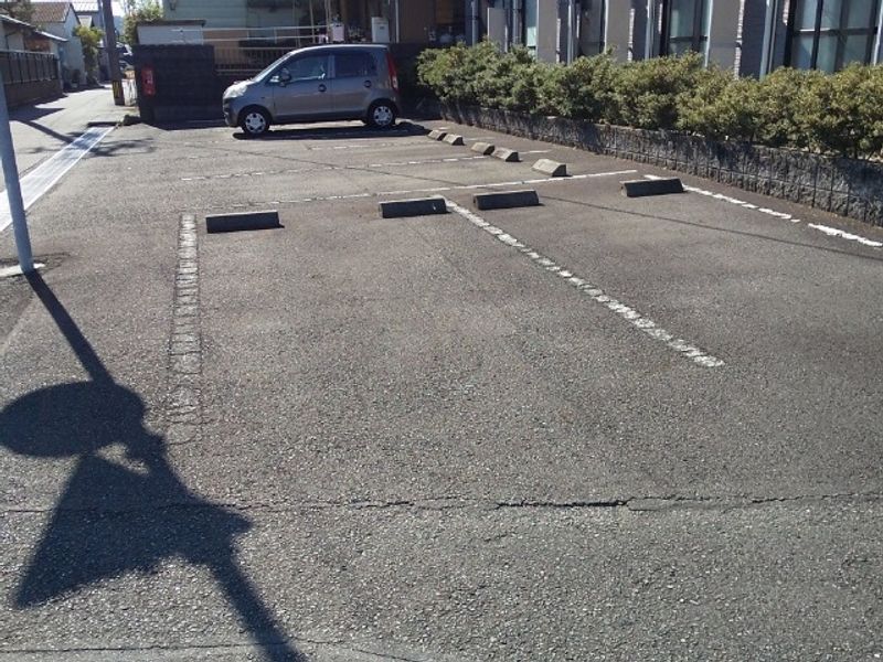 レオパレスシャトー横井 駐車場
