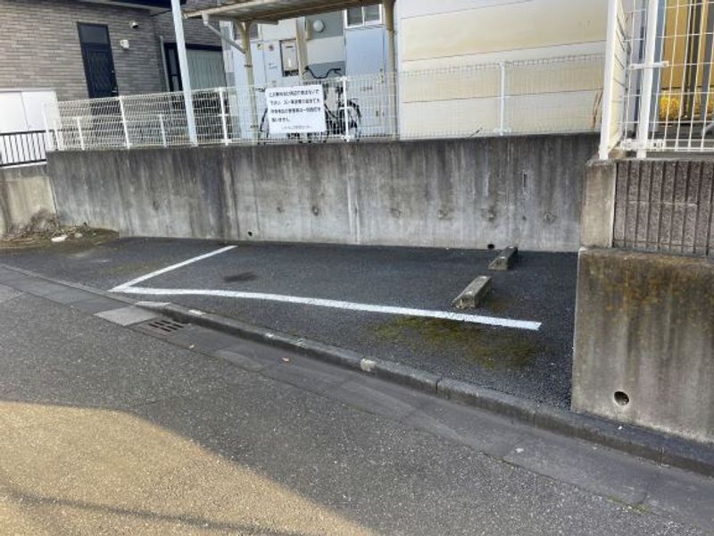 レオパレス青葉 駐車場