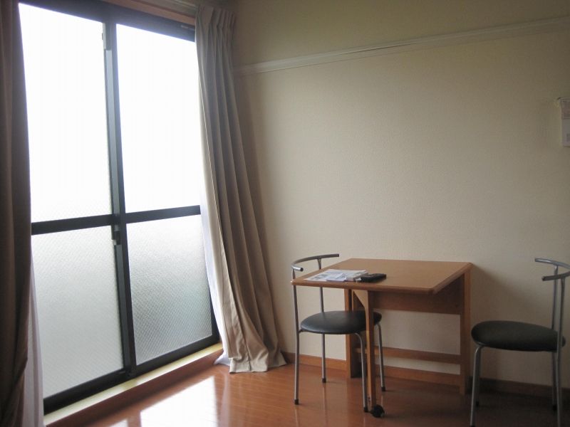 レオパレス幸福の花 居間